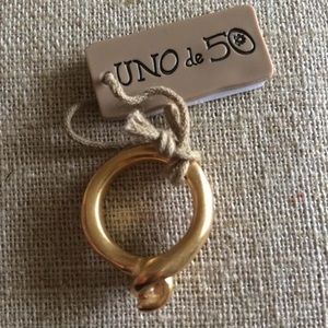 Uno de 50 gold knot ring size 5